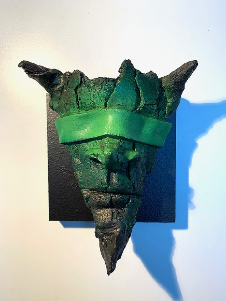 Symphaty for the Devil (Grön) i gruppen Konstgalleri / Inred med Konst / Statyer för inredning hos NOA Gallery (100014_602)