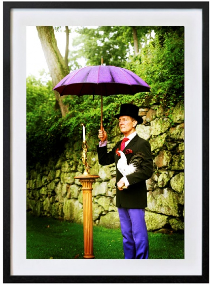 Dennis Rolland With Umbrella i gruppen Konstgalleri / Fotografier / Fotokonst hos NOA Gallery (100021_1867)