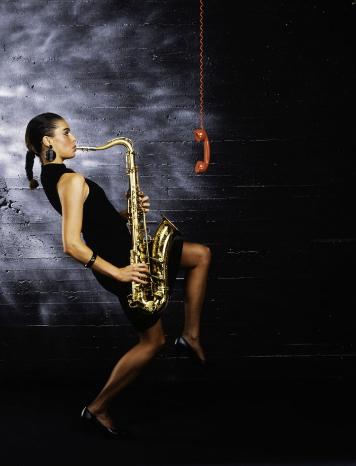 Kvinna spelar saxofon i gruppen Alla konstverk hos NOA Gallery (200435_karl-10)